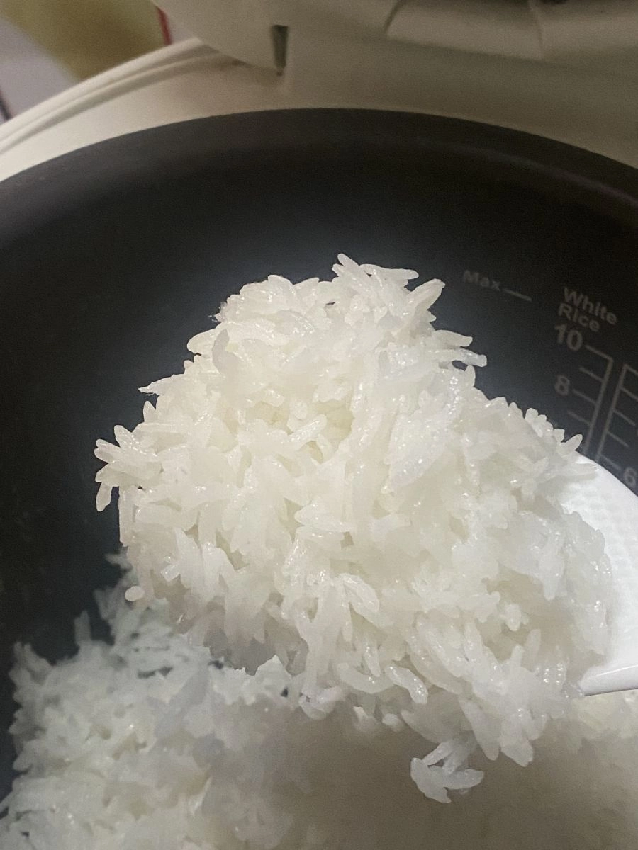 cơm ST25 trắng dẻo trong nồi cơm điện